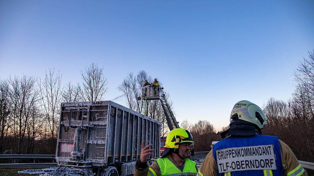 Lkw-Anh\u00e4nger in Nu\u00dfdorf in Vollbrand