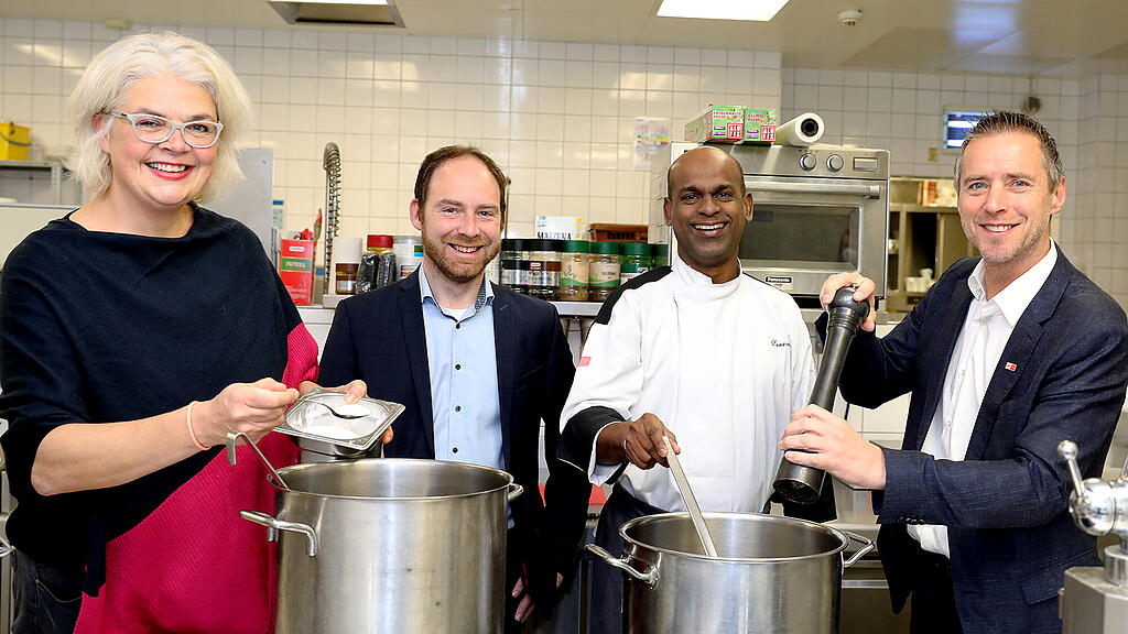 Warme Mahlzeit für Bedürftige.jpg