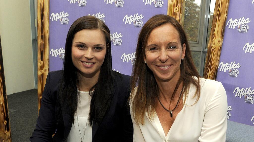Weltcup-Gesamtsiegerin Anna Fenninger (l.) und Pressesprecherin Ursula Hoffmann.