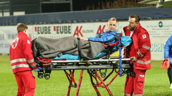 Nach Grödigs Abwehrchef Markus Berger mussten zwei weitere Westliga-Spieler verletzt abtransportiert werden.