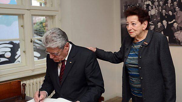 Gauck schrieb sich ins Gästebuch ein
