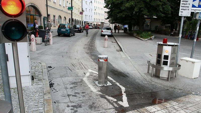 Deutscher Pkw prallt in Poller