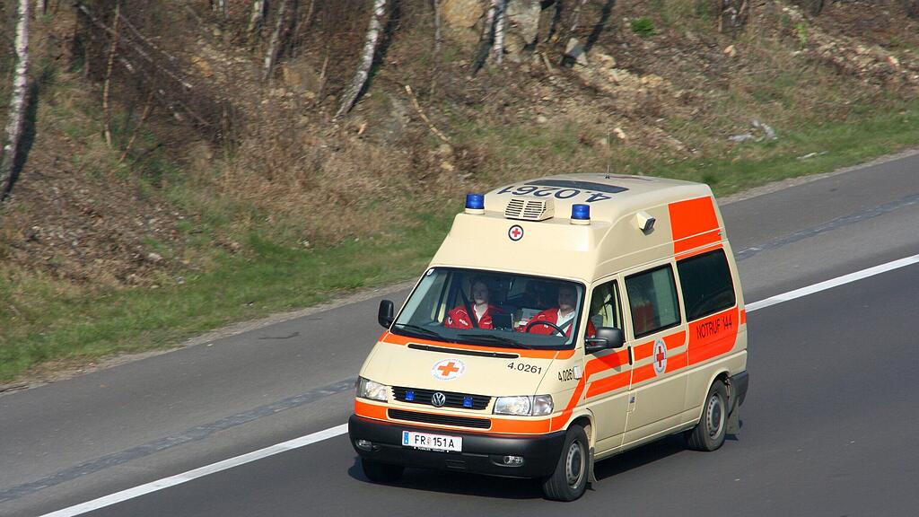 Die Insassen des vorderen Fahrzeuges wurden verletzt.