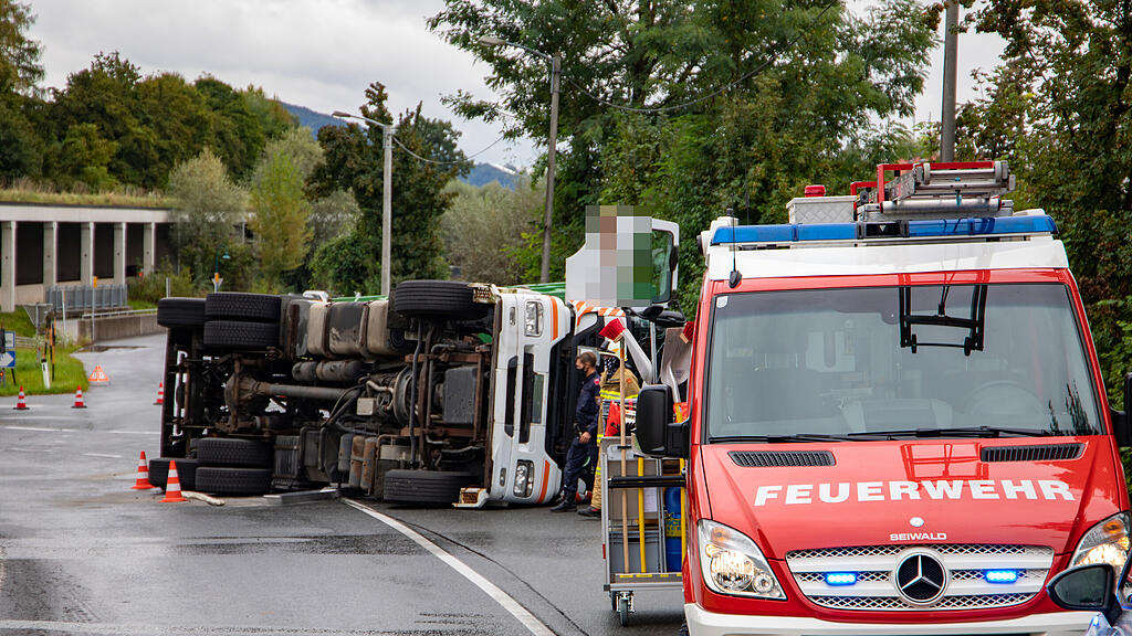 B156: Lkw in Bergheim umgekippt