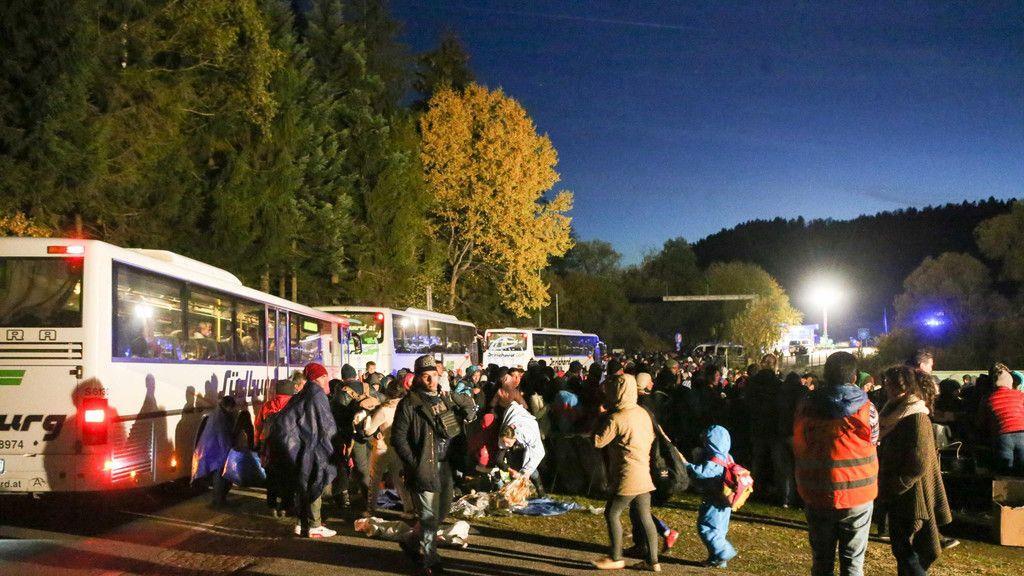 OÖ: Zahlreiche Flüchtlinge verbringen Nacht an Grenze