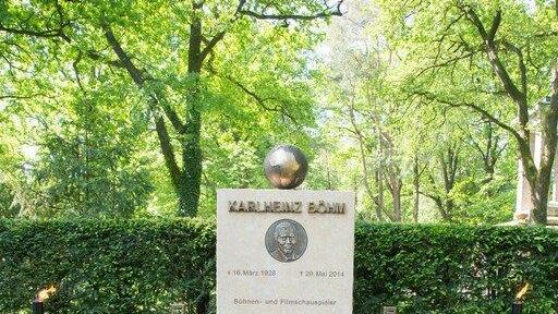 Trauerfeier am Ehrengrab von Karlheinz Böhm