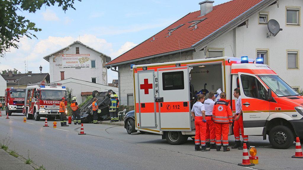 Pkw-Überschlag nach Kollision zweier Autos auf B20 in Hammerau