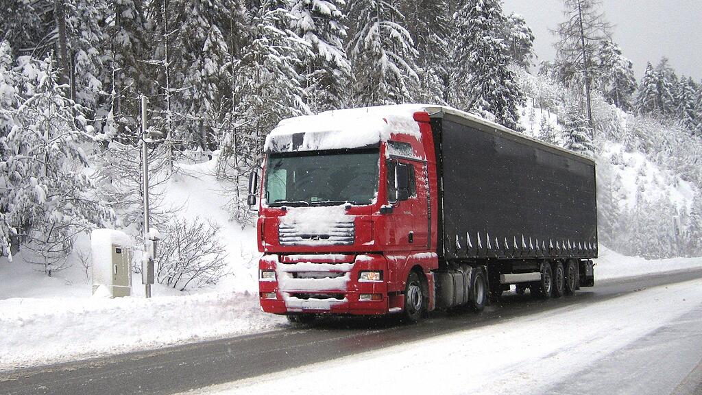 Der Lkw geriet auf der Schneefahrbahn außer Kontrolle.