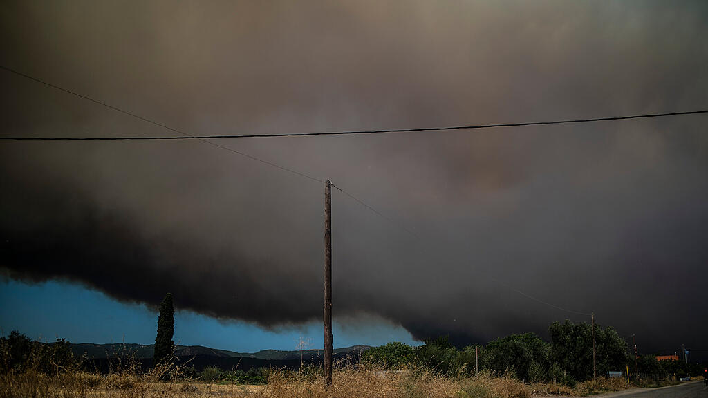 Feuer auf griechischer Insel