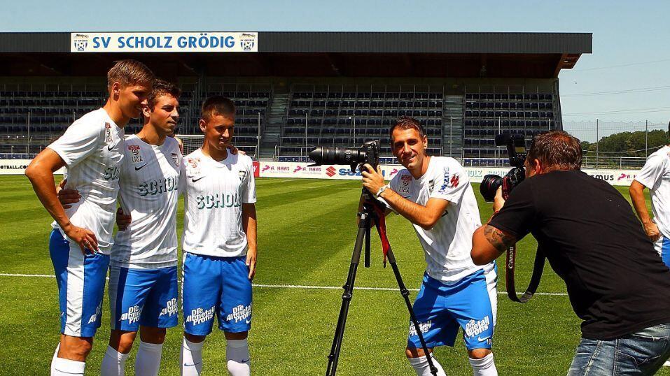 Die Grödiger Taboga, Tai, Handle undd "Fotograf" Mersudin Jukic (v.li.n.nre.) machen die Untersbergarena in den nächsten Wochen zu ihrem Wohnzimmer.