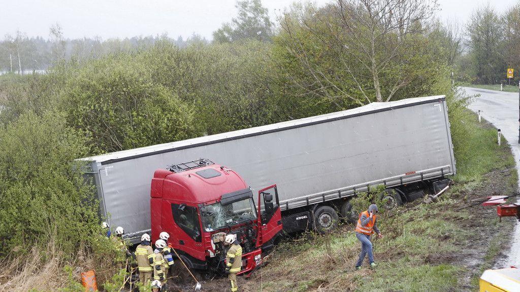 Sattelschlepper kommt in Mattsee von Fahrbahn ab.