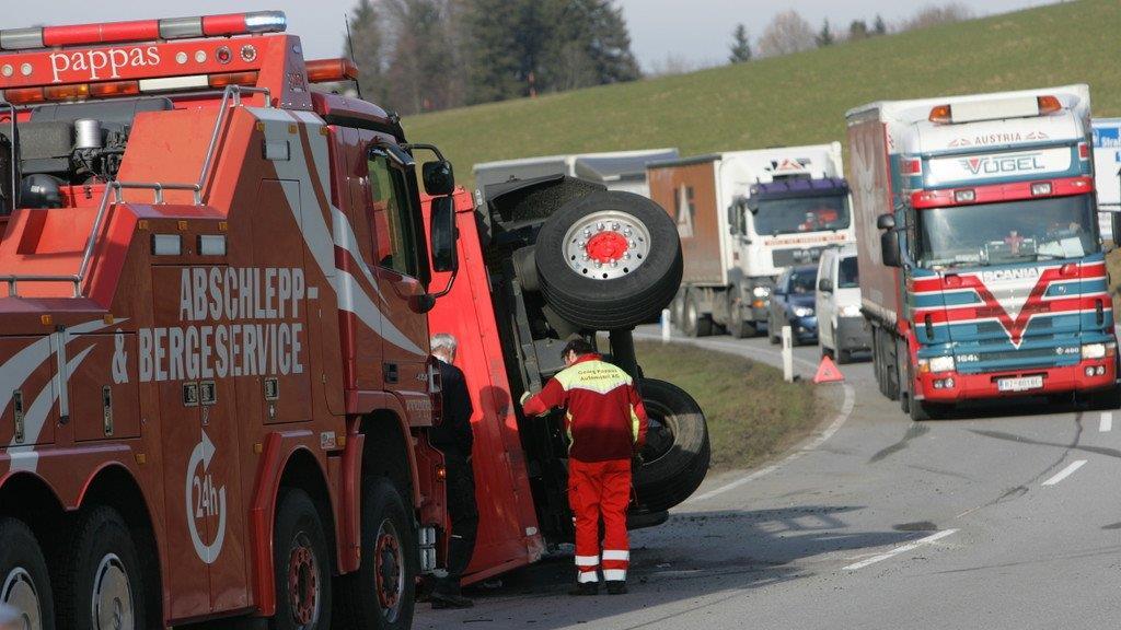 Bier-Lkw kippt um