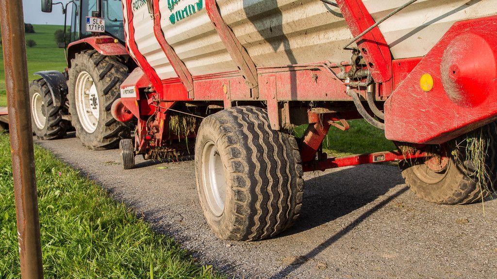 Motorradlenker von Traktoranhänger überrollt