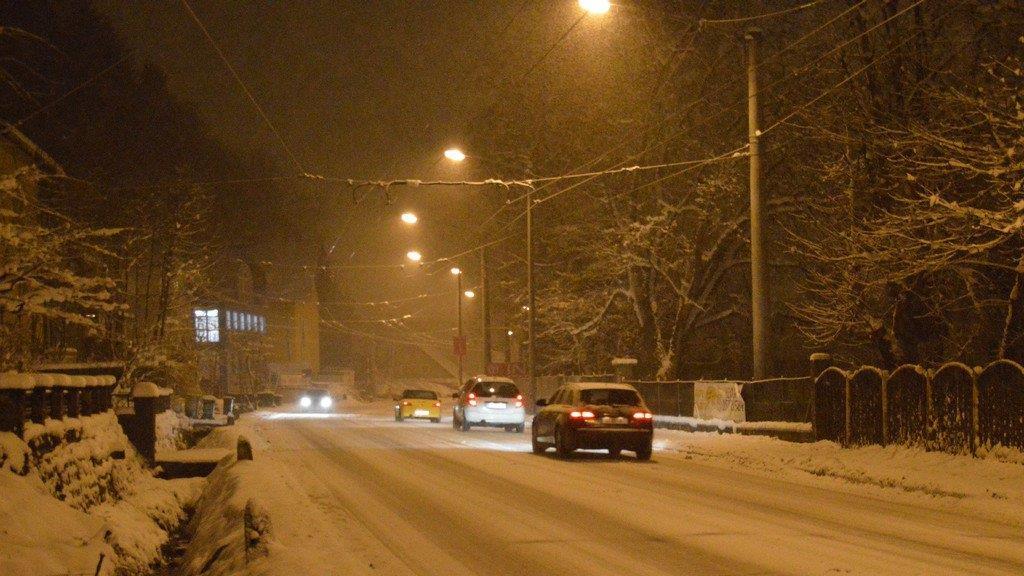 Schneefahrbahn auf den Straßen