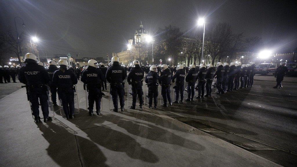 Ausschreitungen bei Demos gegen Akademikerball 2014