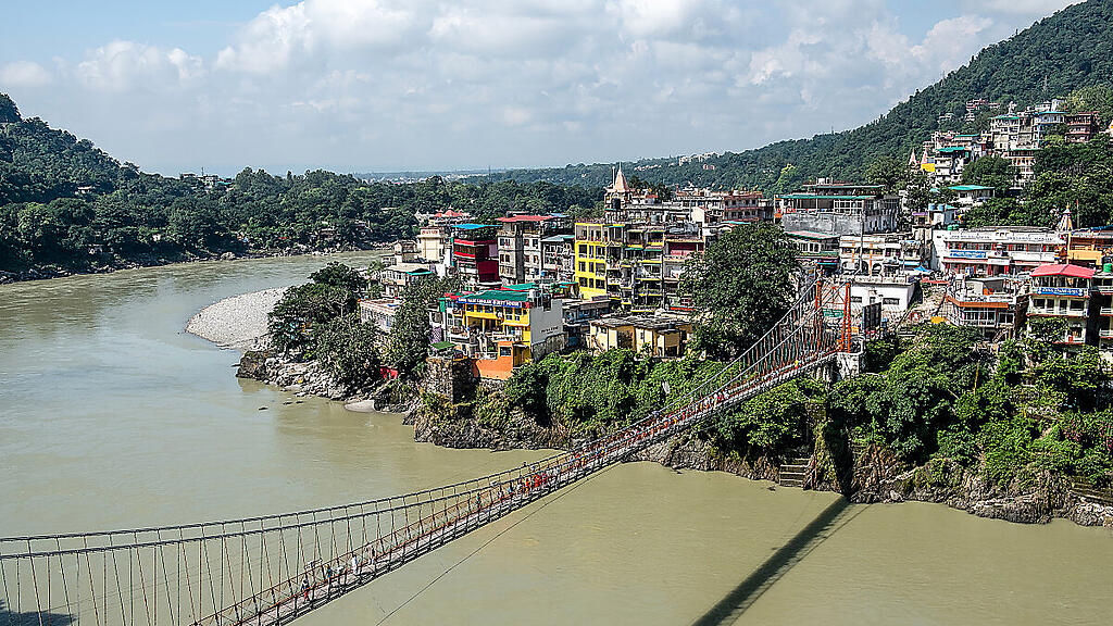 Die heilige Brück Lakshman Jhula auf einer Archivaufnahme