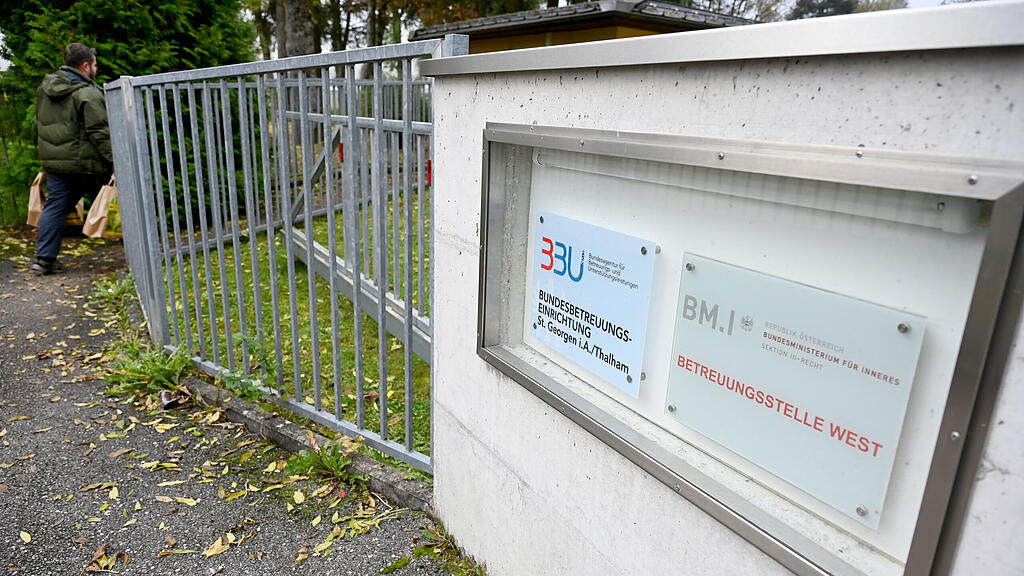 Unterbringung von Fl\u00fcchtlingen in Zelten in O\u00d6