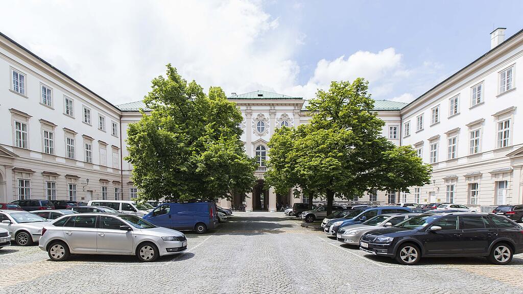 Ab Samstag darf im Schlosshof nicht mehr geparkt werden.