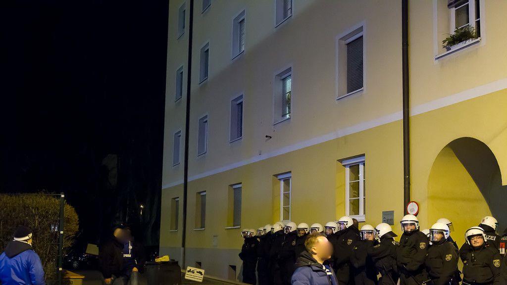 Schalke-Fanmarsch in Salzburg: Anhänger geraten in Rage