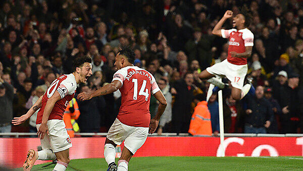 Özil, Aubameyang und Iwobi feiern Aubameyangs zweiten Treffer