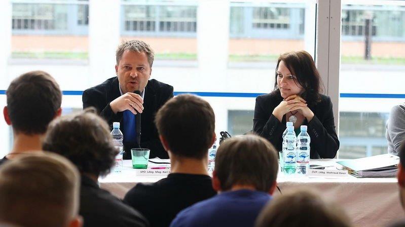 Schülerdiskussion mit Politikern