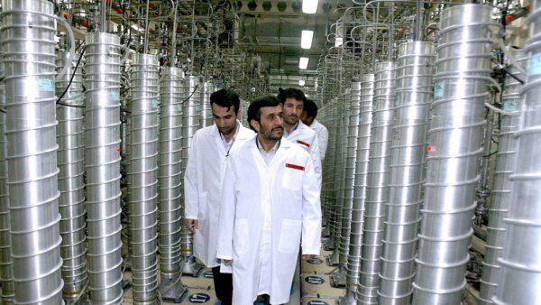 Ex-Präsident Ahmadinejad 2007 im AKW Natanz