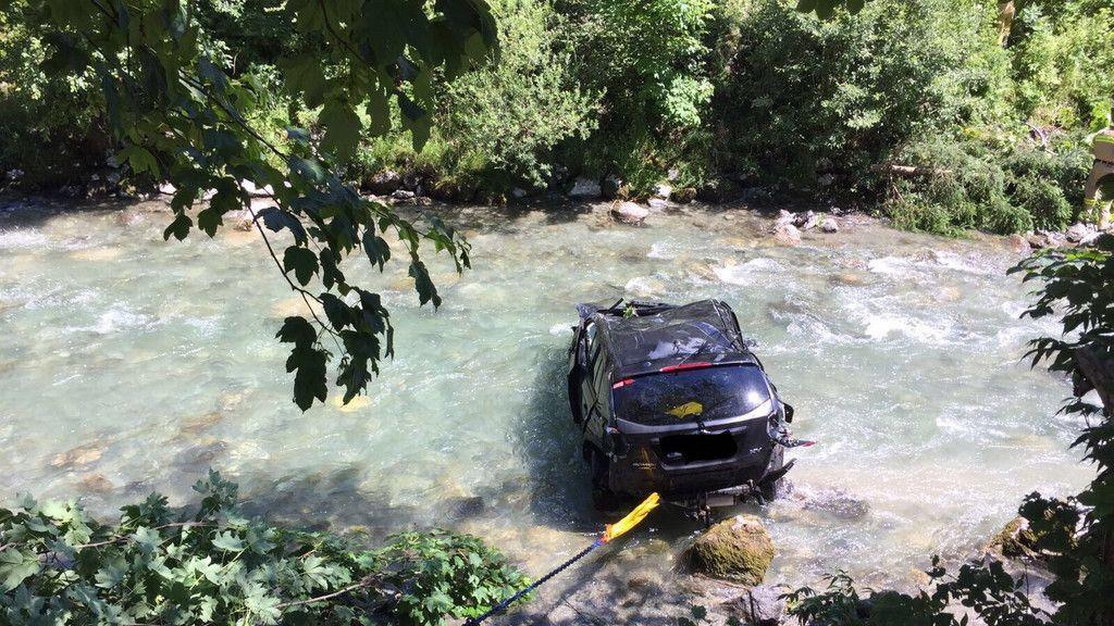 Saalbach: Fahrzeug stürzt in Saalach