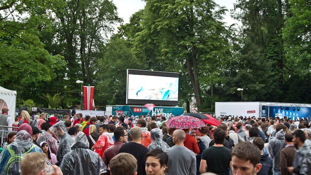 Volle Fan-Zone im Volksgarten