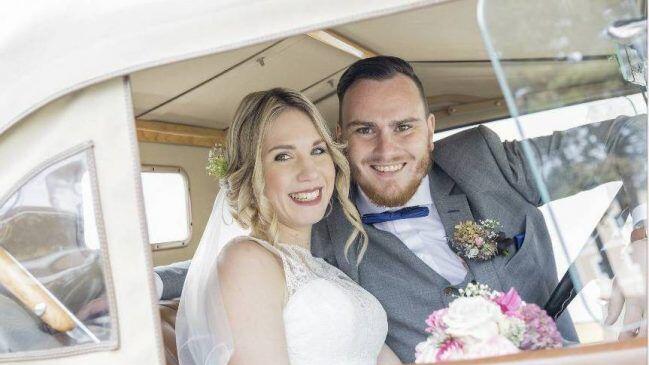 Nach dem Sieg gegen seine "Ex" ging Grünau-Goalie Matthew O'Connor mit seiner Anna den Bund der Ehe ein.