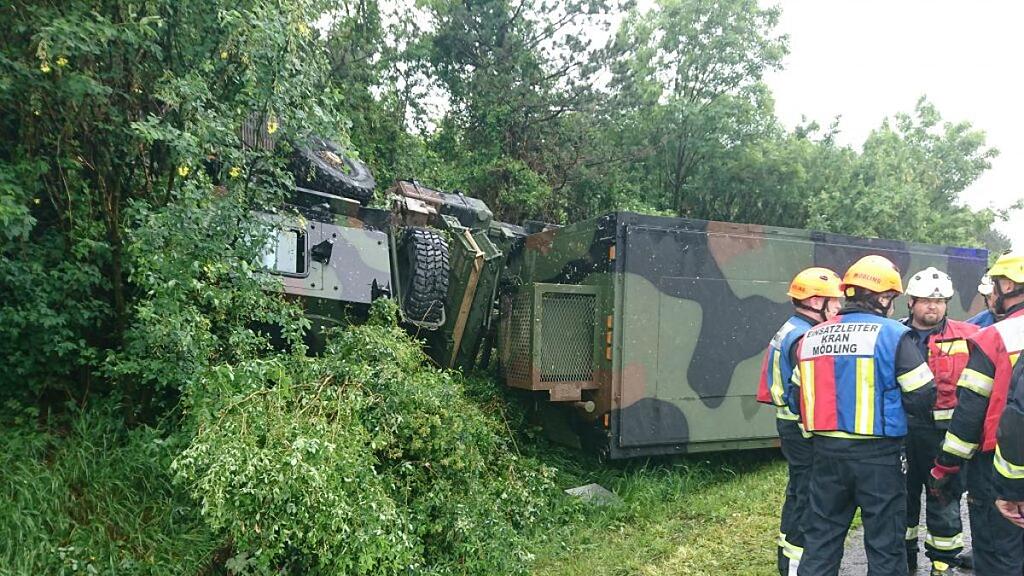 Der Lkw war nach rechts von der Fahrbahn abgekommen und umgestürzt