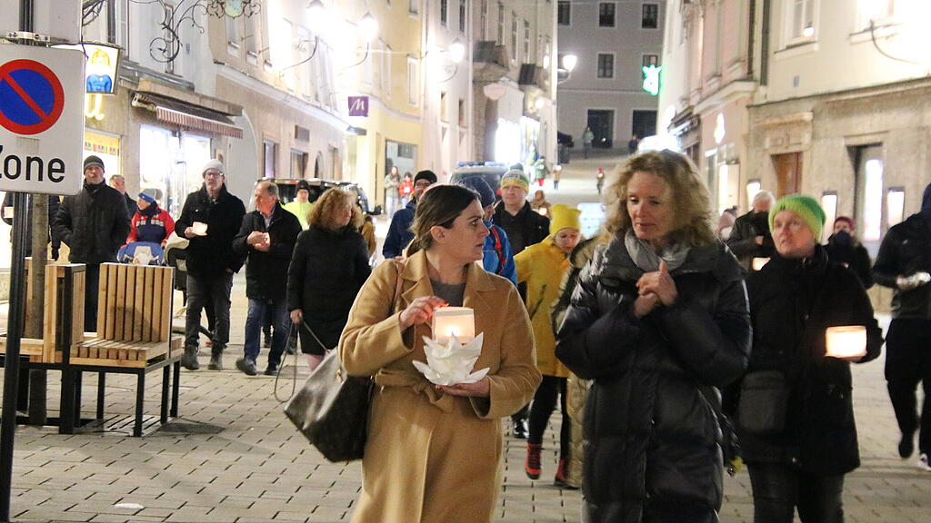 Hallein hilft: Lichtermarsch f\u00fcr Ukraine