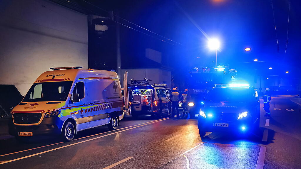Auto kollidiert auf Hellbrunner Straße mit Hauswand