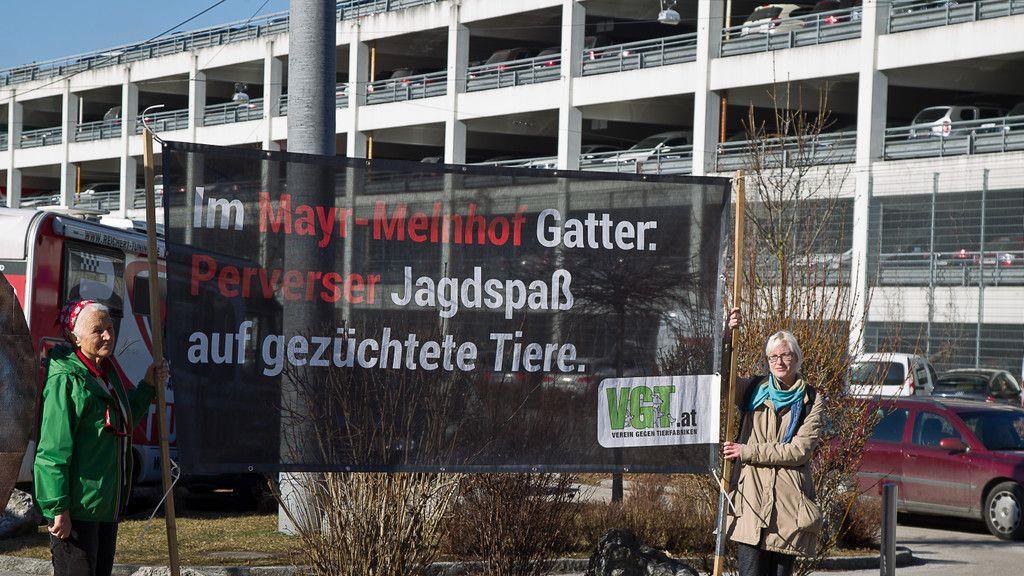 VGT-Protestaktion gegen "Hohe Jagd und Fischerei"