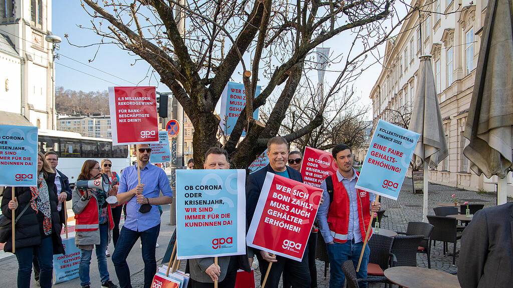 Protestkundgebung der Bankangestellten in Salzburg