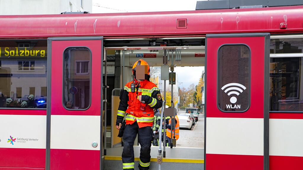 Lokalbahn und Pkw kollidieren in der Stadt Salzburg