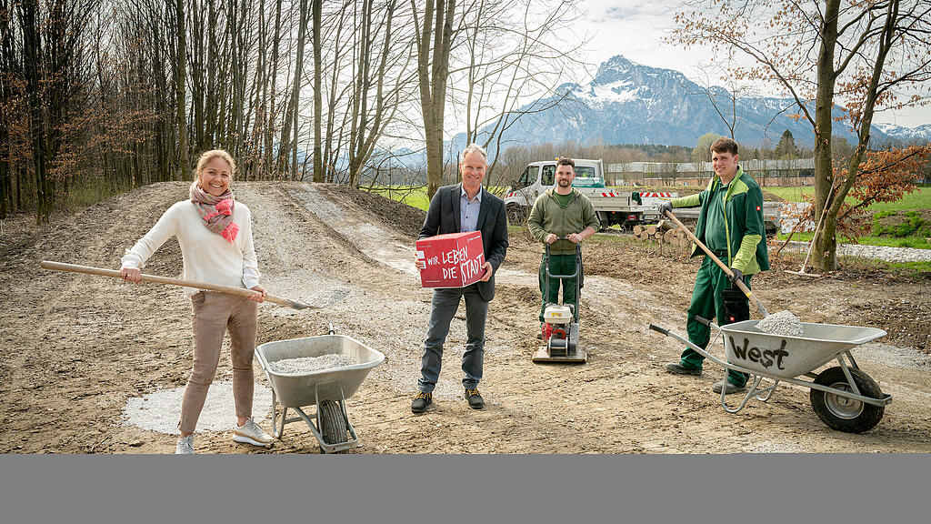 Vizeb\u00fcrgermeisterin Barbara Unterkofler und Christian Stadler packen bei der Fertigstellung der BMX-Strecke Otto-Holzbauer-Stra\u00dfe mit an.jpg