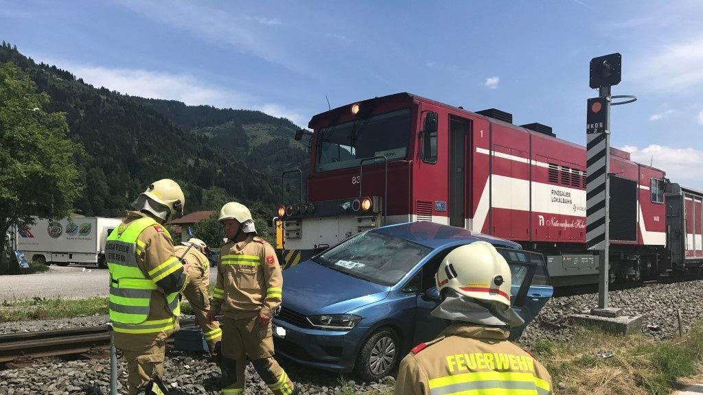 Pkw kollidiert mit Pinzgaubahn