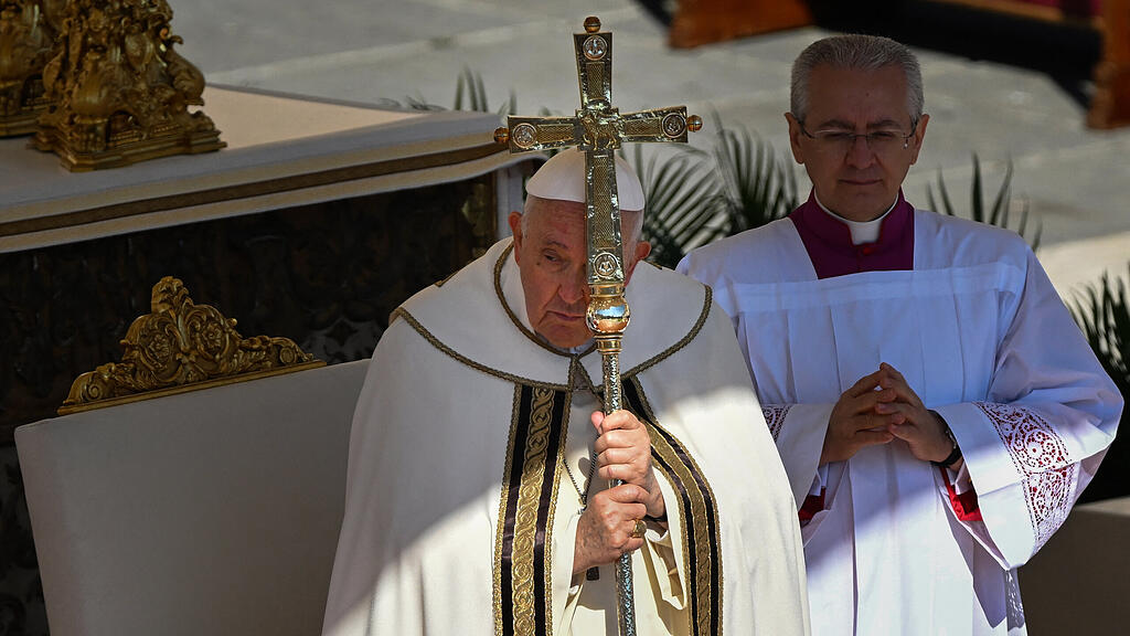 Papst erteilt Segen "Urbi et Orbi"