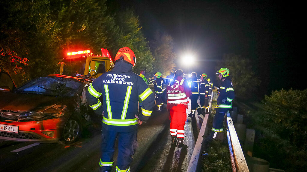 Pkw bei Crash in Helpfau-Uttendorf seitlich aufgerissen