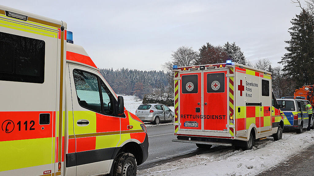 Pkw von Lkw gerammt