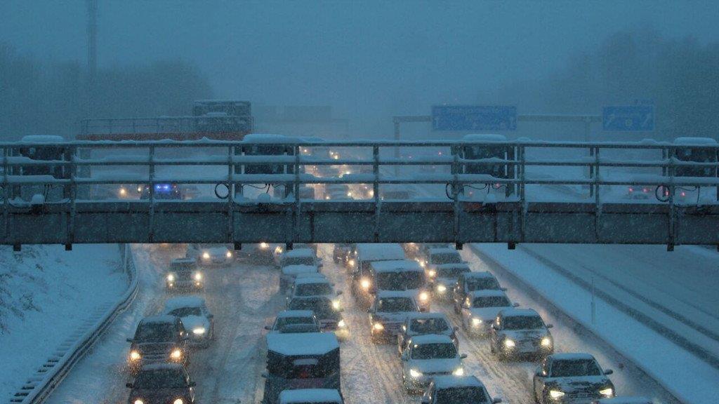 Schnee sorgt für Unfälle und Verkehrschaos: Unfall in Klessheim