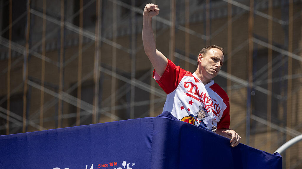Joey Chestnut verschlingt 83 Hotdogs in 10 Minuten