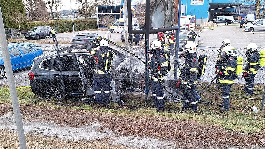E-Auto nach Unfall in Niederösterreich in Vollbrand
