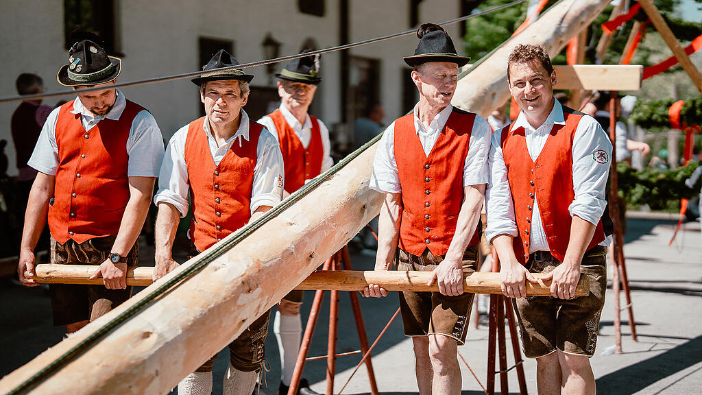 Maibaumaufstellen Leopoldskron