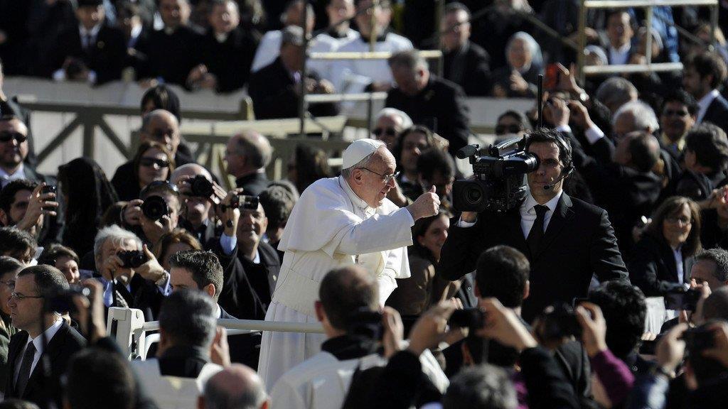 Zehntaussende Pilger bei Amtseinführung von Papst Franziskus
