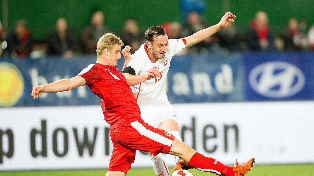 Martin Hinteregger (L/AUT) gegen Josip Drmic (SUI)