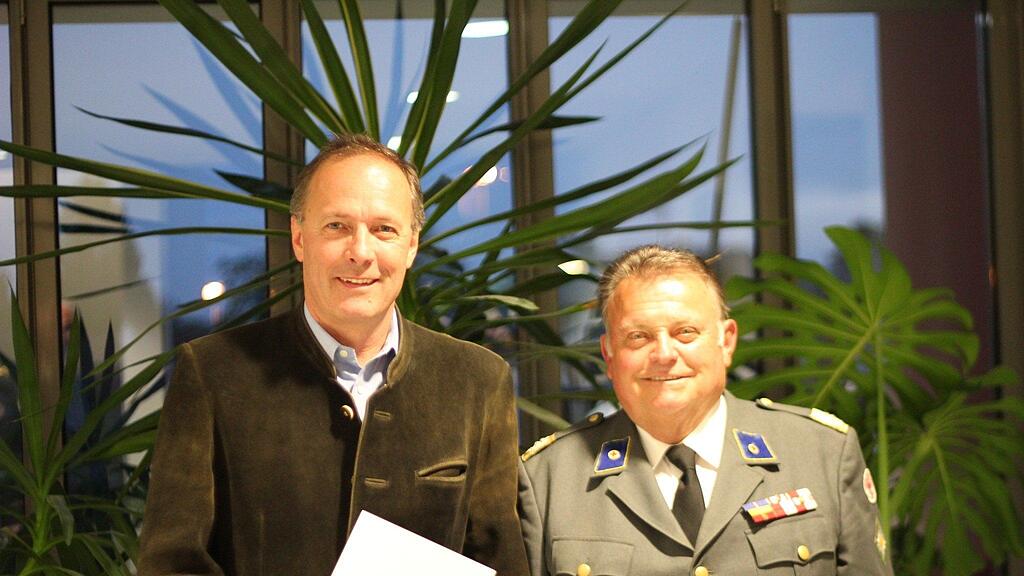 Im Bild: Franz Puttinger und Josef Wenger, Präsident des Roten Kreuzes.