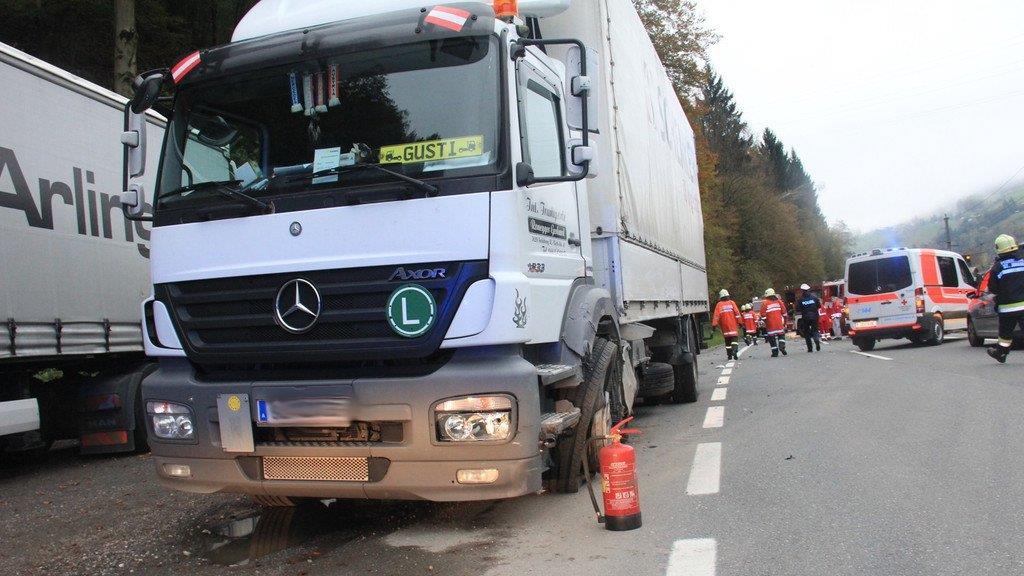 Bischofhofen: Pkw knallt gegen Lkw