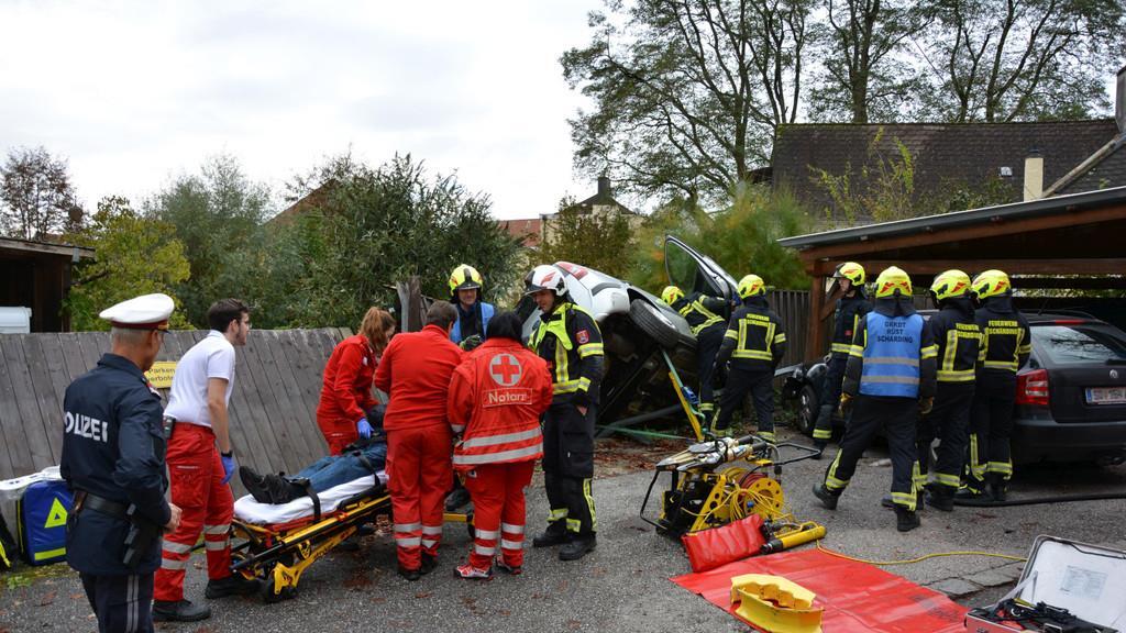 Pkw droht in Schärding abzustürzen