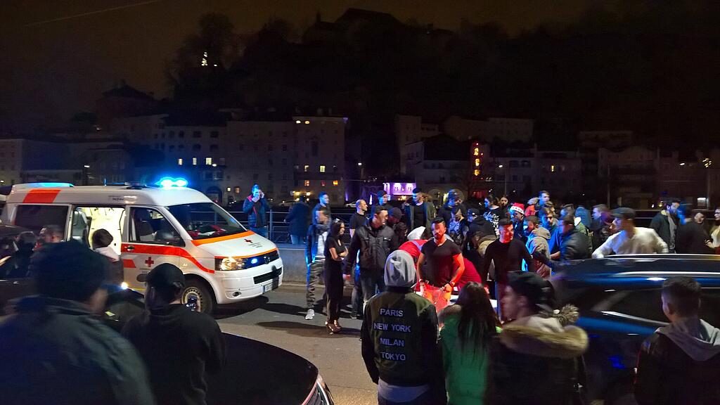 Zahlreiche Schaulustige versammelten sich am Rudolfskai.